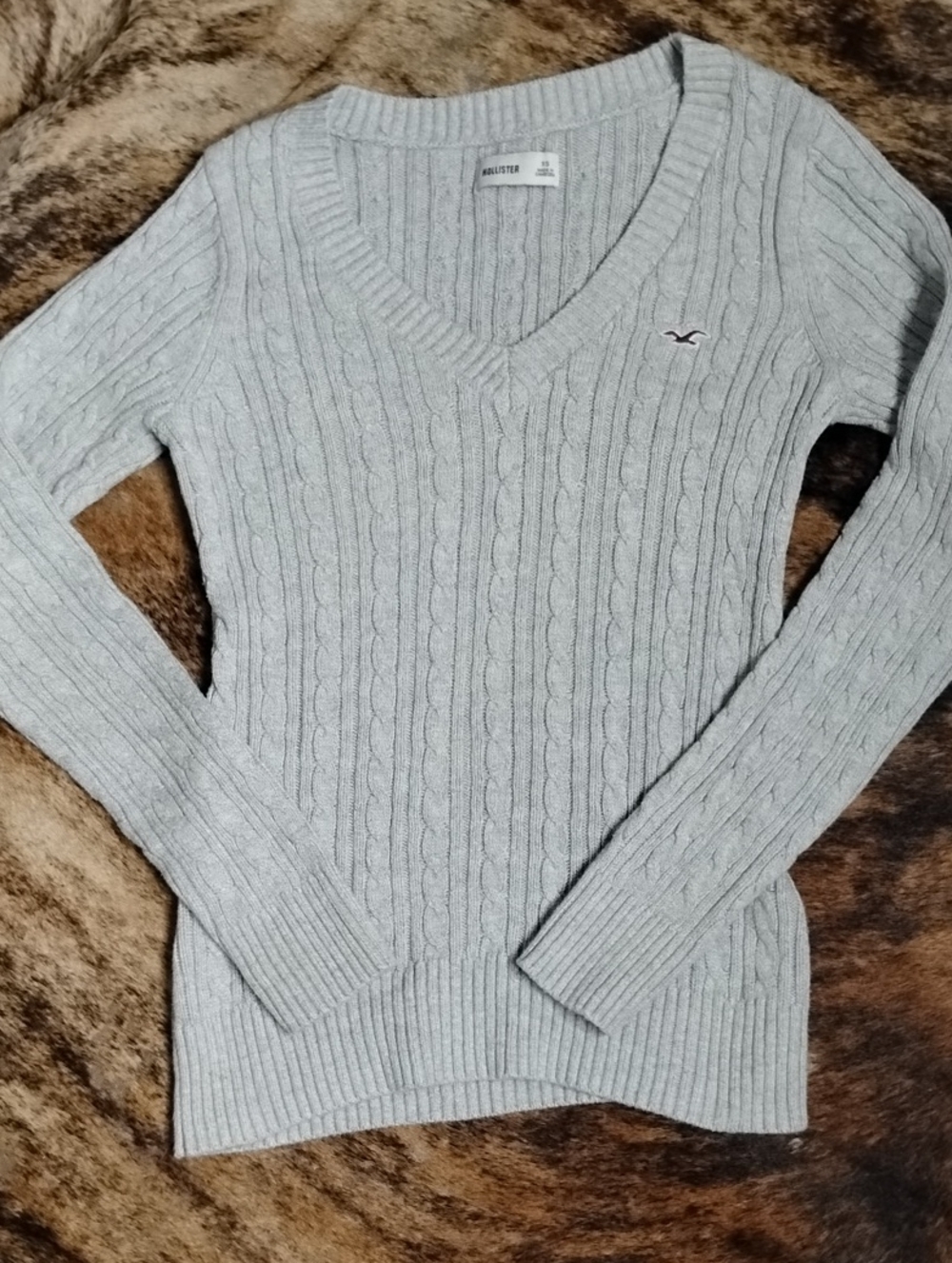 Hollister Women's Light Gray Cable V-Neck Sweater